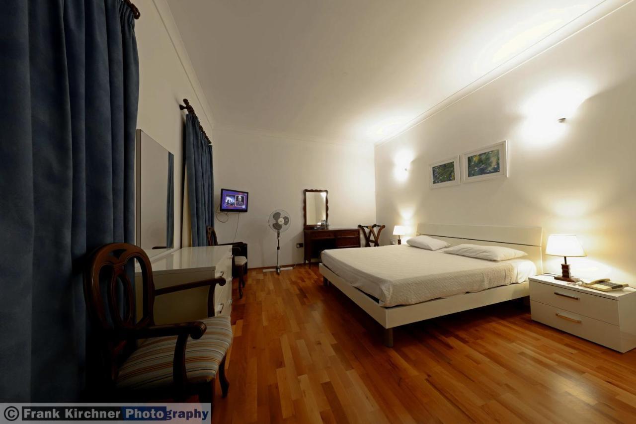 Hotel Castille Valletta Bagian luar foto