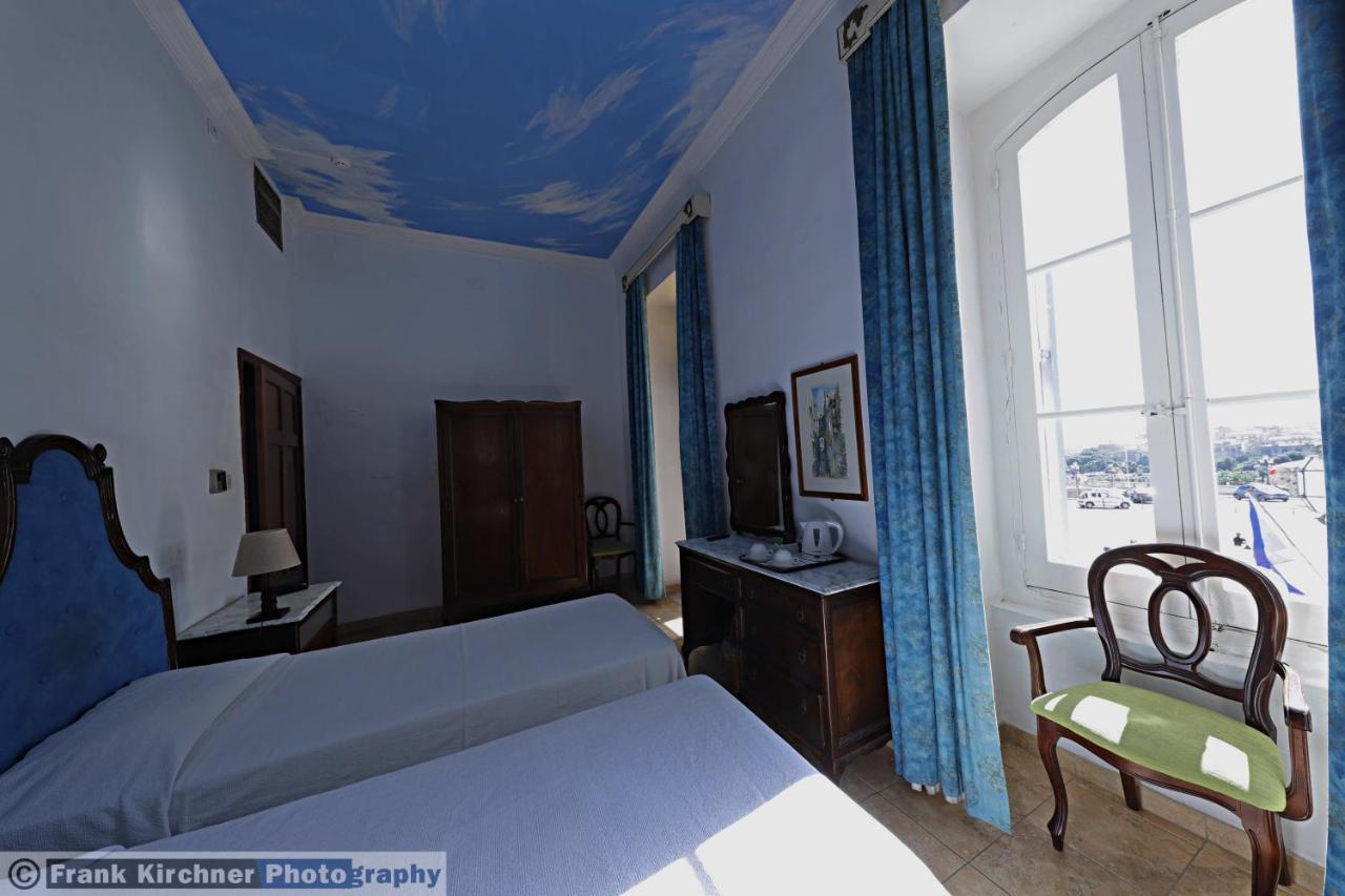 Hotel Castille Valletta Bagian luar foto