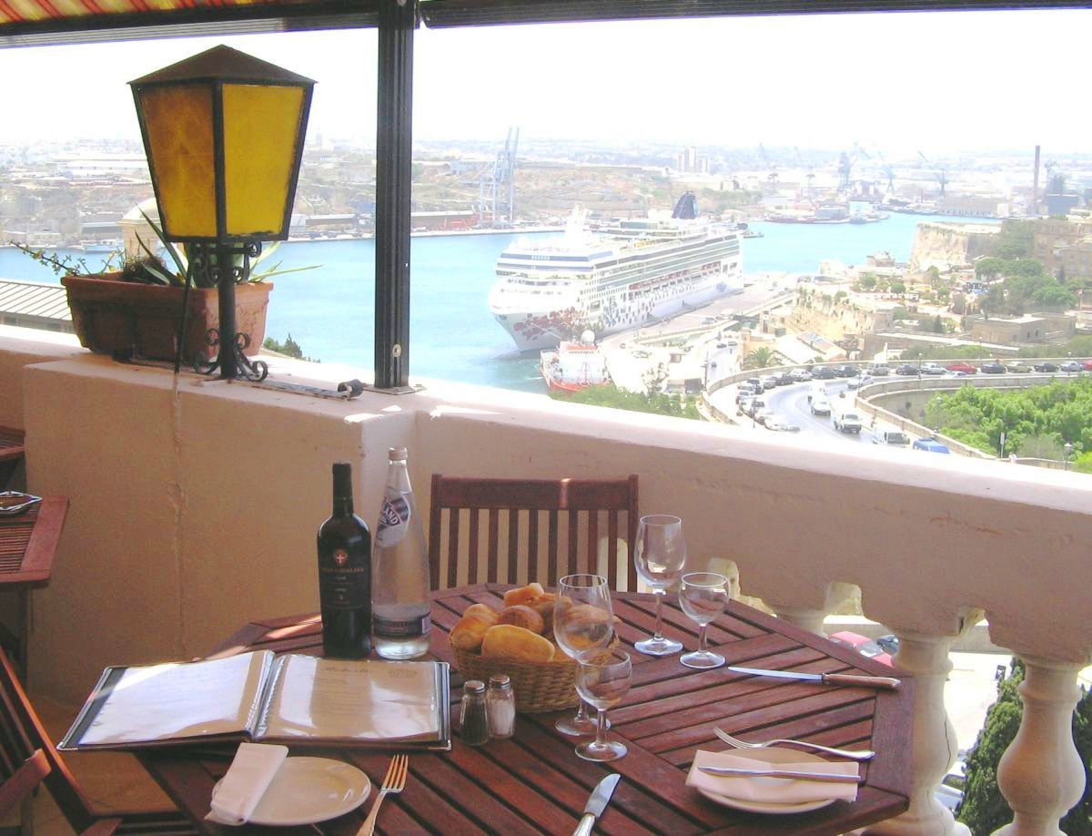 Hotel Castille Valletta Bagian luar foto